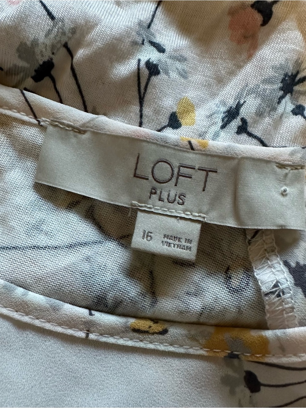 LOFT Flutter Sleeve Floral Plus Size Blouse Sz 16 - Picture 7 of 8